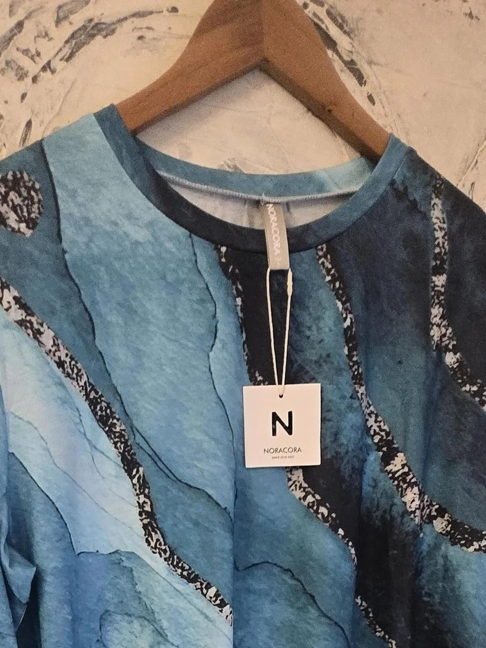 N by Nora Corcoran Blue Abstract Long-Sleeve Tee